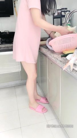 性爱战神VS良家美骚妇 心血来潮想操正做饭的美少妇 厨房爆菊怎么做饭啊 大屌完具齐插厨房干到床上 高清源码录制