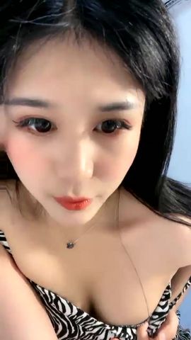 长相甜美新人妹子独自一人在家自慰，脱下裙子揉捏大奶子，假屌深喉口交特写抽插，毛毛浓密跳蛋塞入浴室洗澡