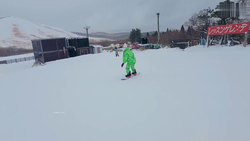 【69堂免费视频】在滑雪场试着露出滑雪板。在滑雪场的边缘，一边穿着滑雪服一边中出做爱