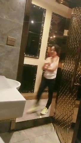 【69堂午夜视频】花和尚 KTV卫生间 约操熟妇 口交 抱起骚货放到洗手池上狂操 浪叫连连 多亏隔音好